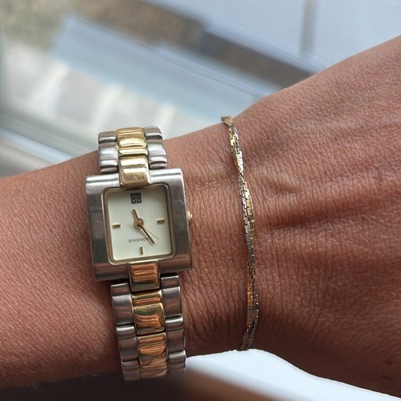 Givenchy Watch. - Picture 4 of 5